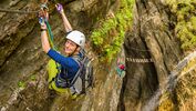 Frau am Klettersteig