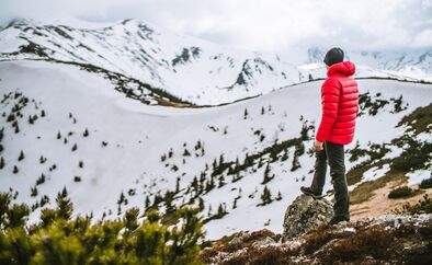Daunenjacke - Winterjacke - Wanderer in den Bergen im Winter