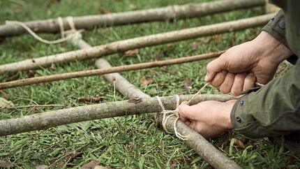 outdoor unterstand selbst gebaut bushcraft