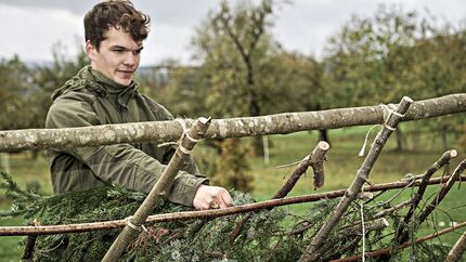 outdoor unterstand selbst gebaut bushcraft